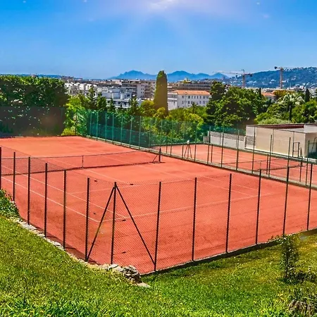 Eden Parc F4 Standing Hotel 4*